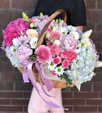 Цветочная композиция из Розы, Хризантемы, Пионы и Лизиантусы в корзине в Белореченском
