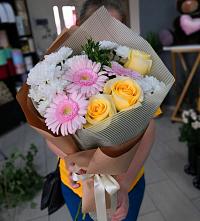 Букет цветов из:  Герберы, Розы и Хризантемы в Белореченском