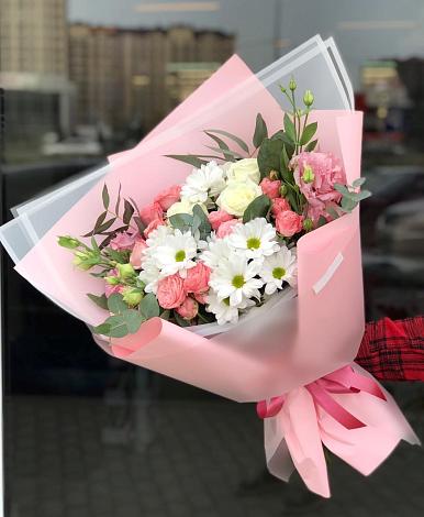 Букет цветов из: Розы, Лизиантусы и Хризантемы в Белореченском